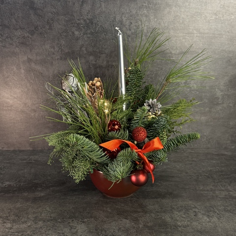 Рождественская композиция в керамической миске со свечкой