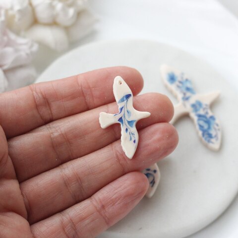 Подвеска Птица голубь, белый с синей росписью, S 35*22 мм, S030