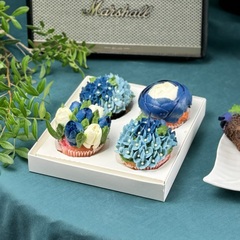 Набор капкейков с цветами из творожного крема в зимней палитре