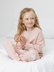 пижама  для девочки  К 1567/дымчатая роза,весна и единорог