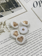 Пуговицы тканевые белые с золотым сердечком