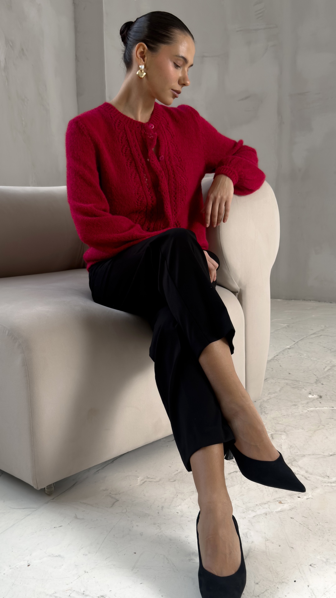 Кардиган ажурной вязки с краем в виде оборки