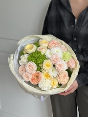 Букет сборный из гортензии, кустовых пионовидных роз, диантусов и хризантемы