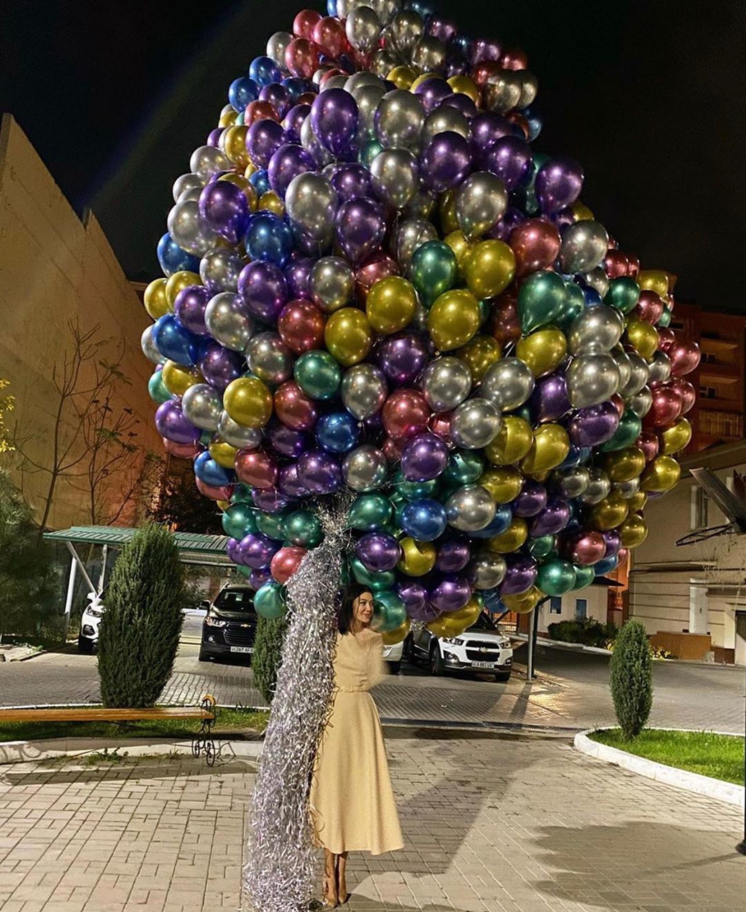 Шары садовод. Огромные воздушные шары. Огромная связка воздушных шаров. Много воздушных шариков.