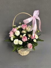 Корзина с розовыми кустовыми розами и хризантемами