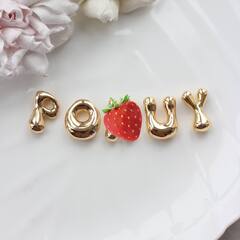 Слово из букв POHUY в золоте