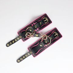 Черные кожаные наручники с розовой строчкой