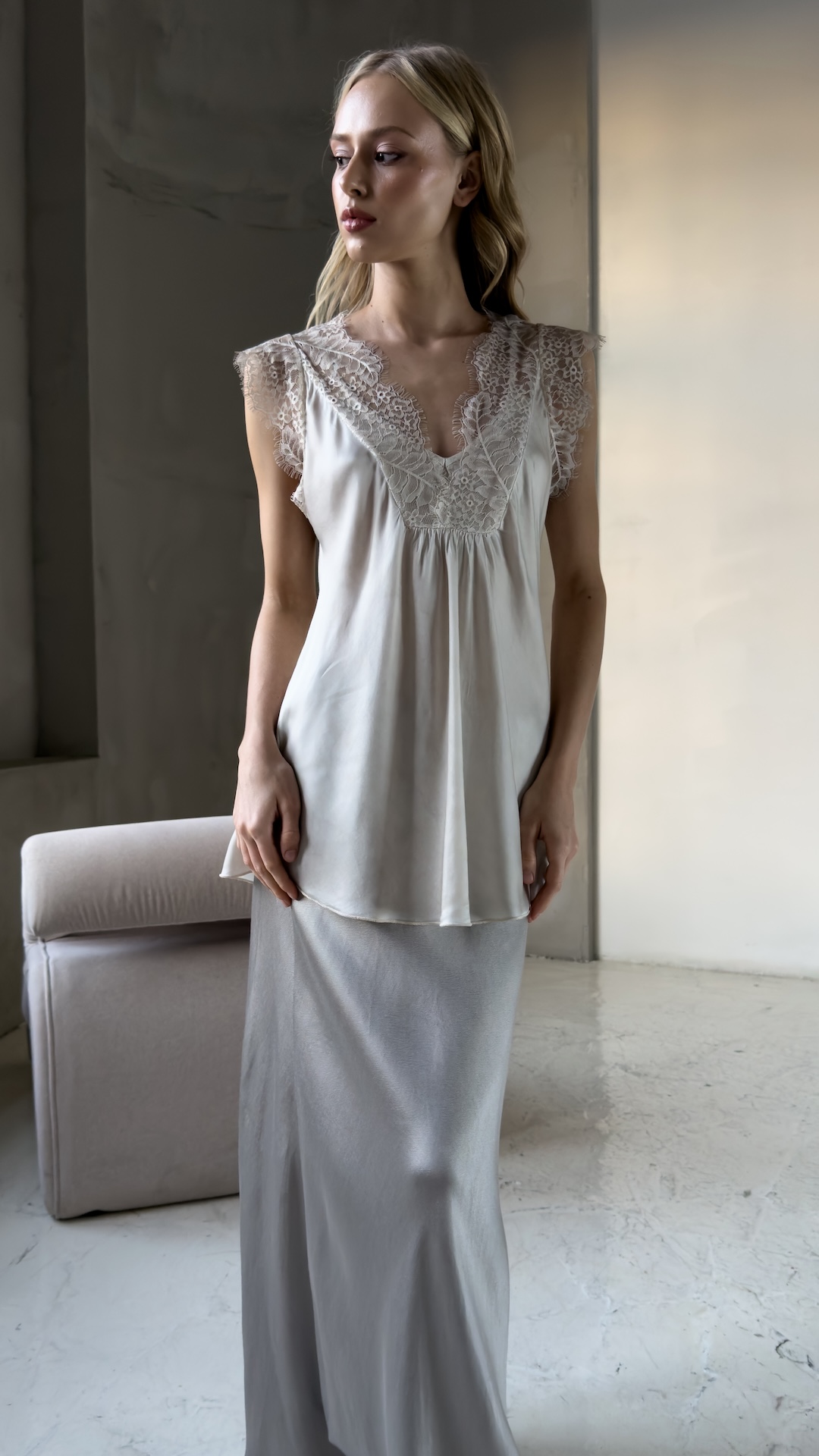 Топ с кружевом на вырезе и на плечах