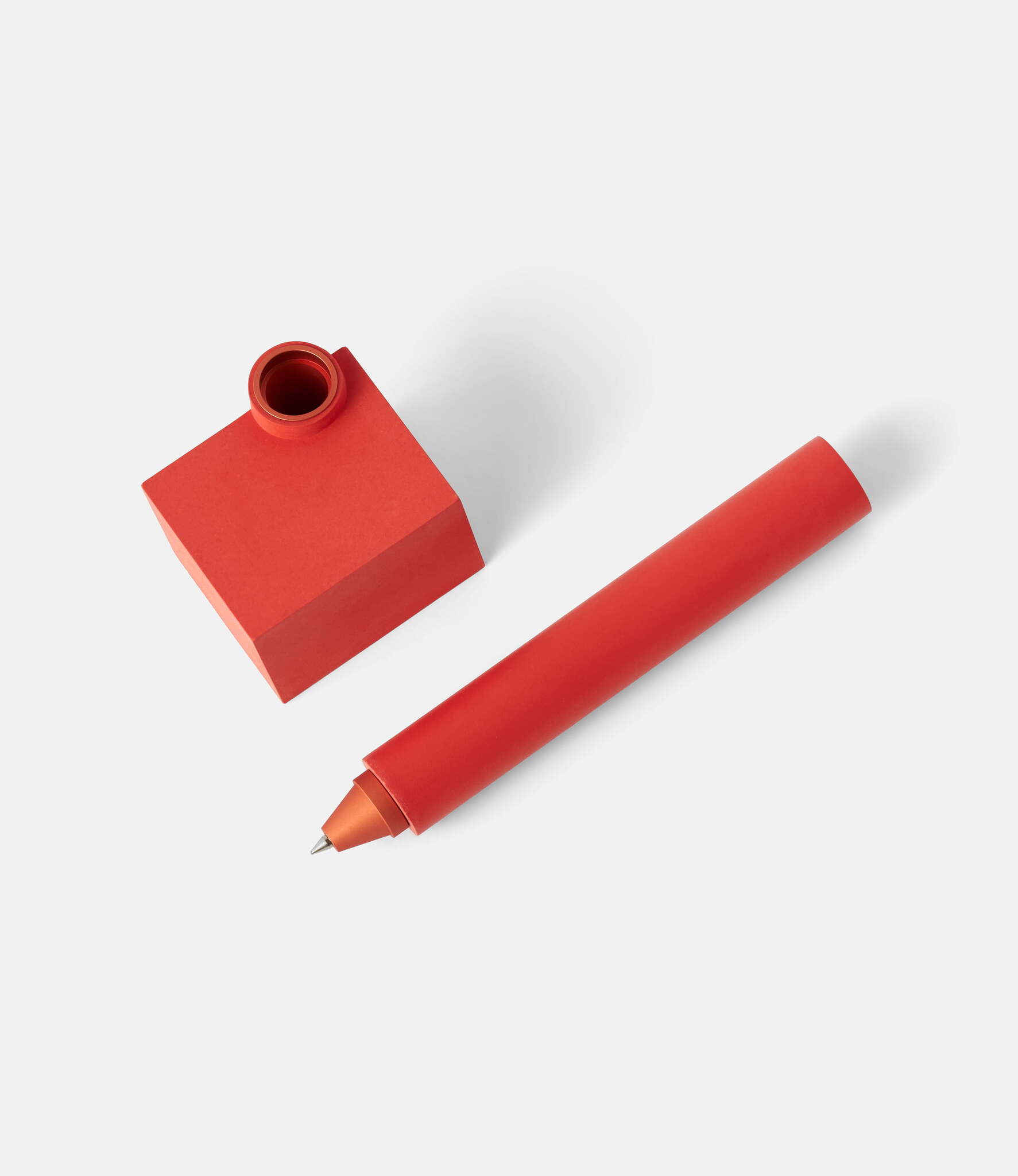 22 studio Merge Desk Pen Red — настольная ручка из бетона