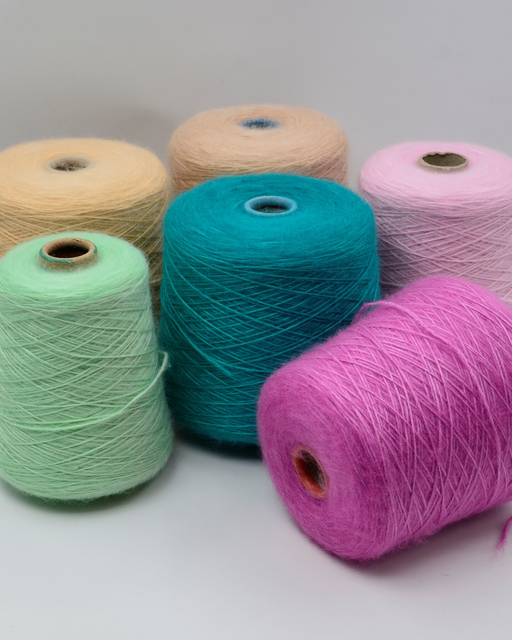 магазин элитной пряжи. интерьер магазина пряжи. магазин элитной пряжи. магазин пряжи фото. магазин ниток.