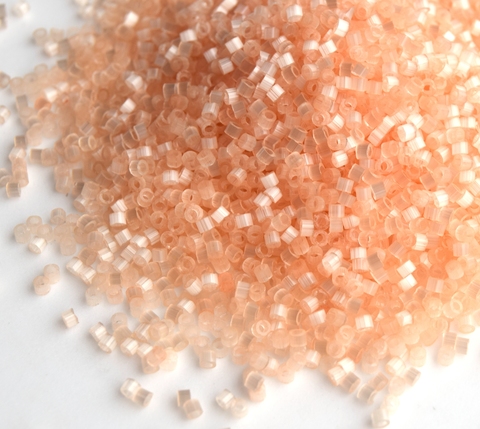 DB-0821 Бисер цилиндрический Миюки делика 11/0 /Miyuki delica 11/0 Silk Satin Pale Apricot