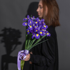 Букет 11 ирисов в ленте