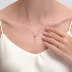 kole-s-podveskoj-gvozdik-iz-kombinirovannogo-zolota-s-brilliantami