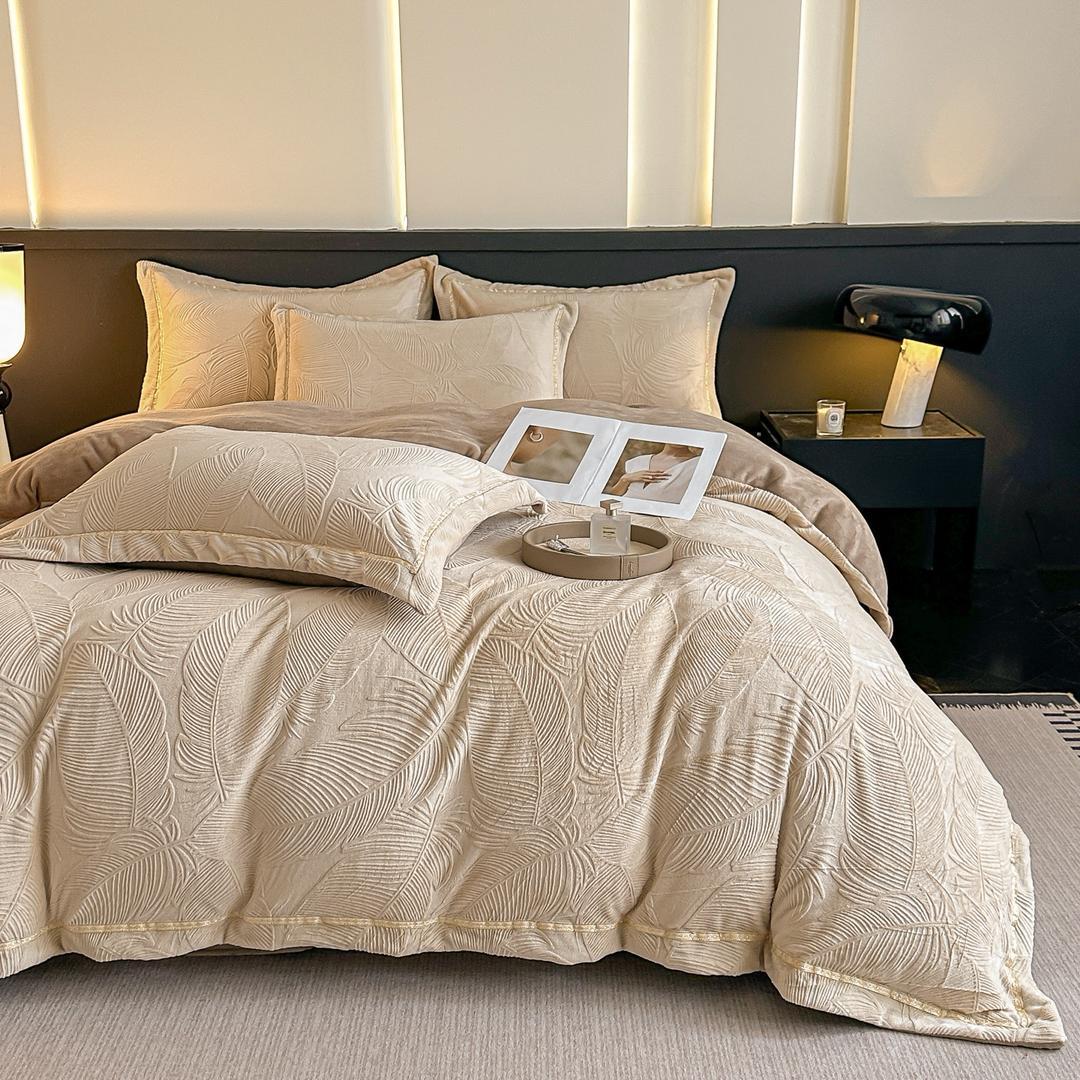 Постельное белье двуспалка Велюр Бежевый лепестки