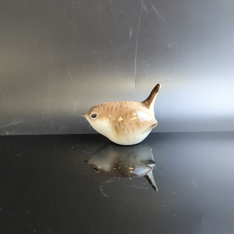 Статуэтка "Крапивничек", фарфор, роспись, Ленинградский фарфоровый завод (ЛФЗ), автор П. П. Веселов, В. М. Жбанов, СССР, 1970-1990 гг.