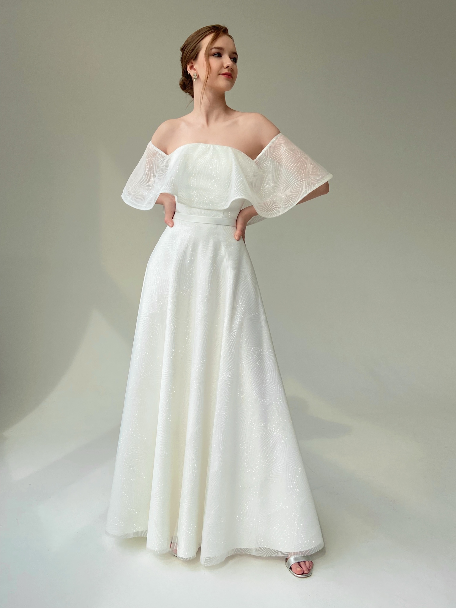 Свадебное корсетное блестящее платье с открытыми плечами (молочный)