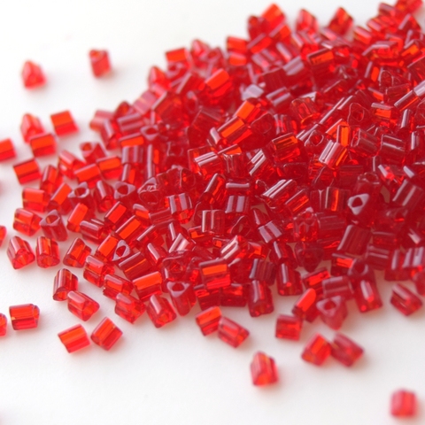 Бисер японский TOHO Triangle треугольный 11/0 0005C гранатовый