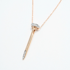 kole-s-podveskoj-gvozdik-iz-kombinirovannogo-zolota-s-brilliantami