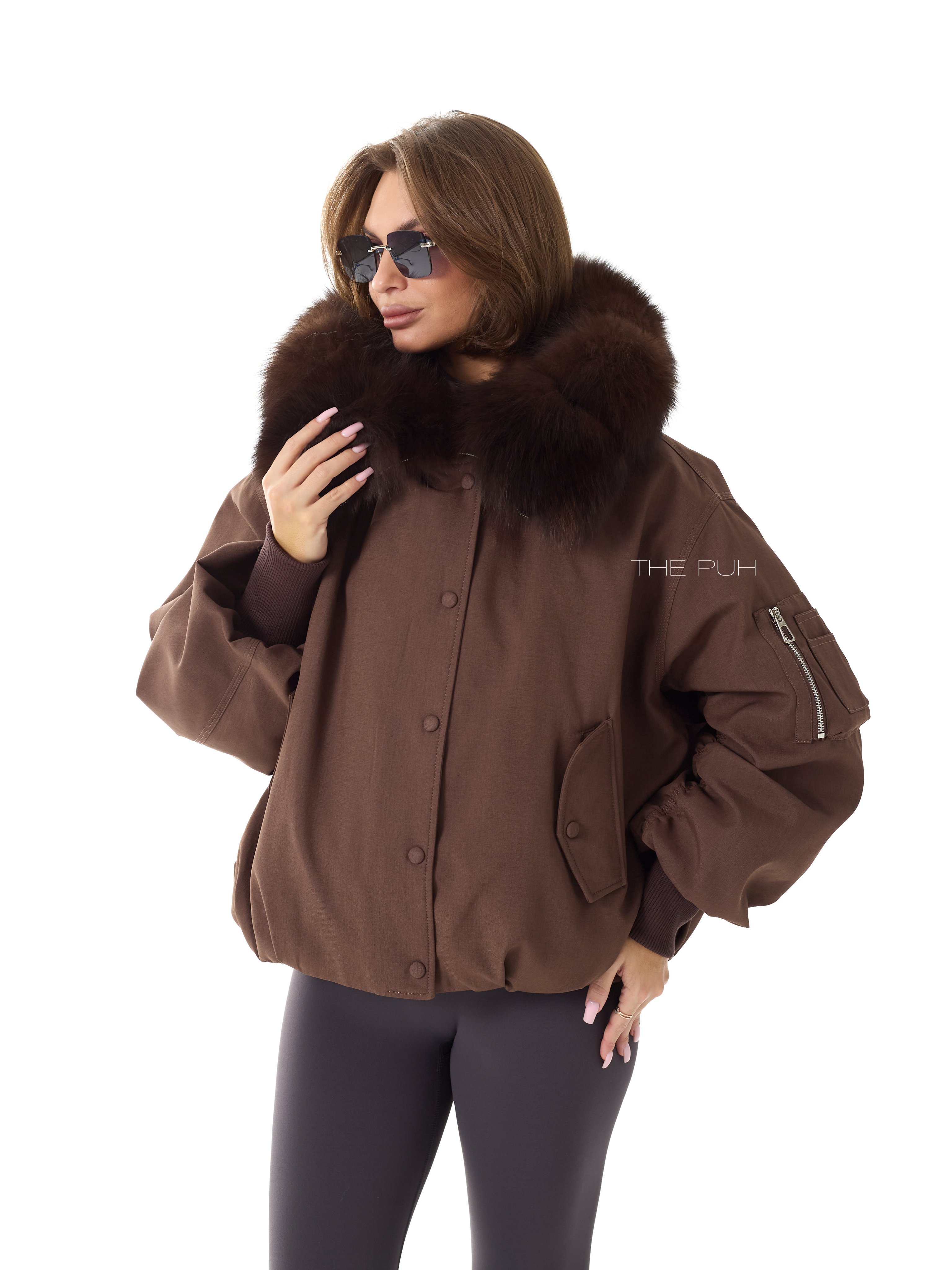 Шоколадная пуховая парка с капюшоном и меховой оторочкой
