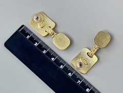 sergi-chanel-v-limonnoj-pozolote-so-vstavkoj-zelenogo-sinego-cveta