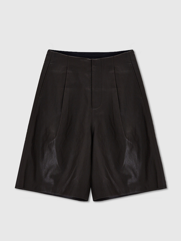 Шорты из экокожи с защипами 