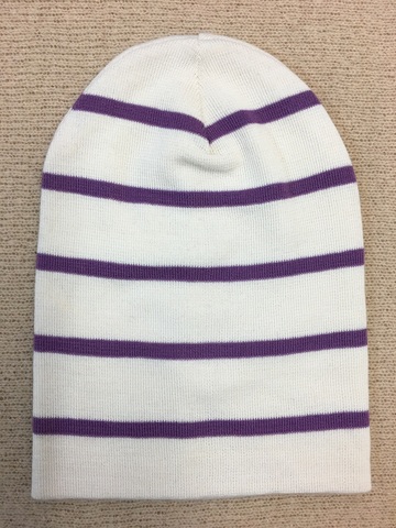 Зимняя двухслойная удлиненная шапочка бини c полосками. Тонкие фиолетовые полочки на белом фоне.
