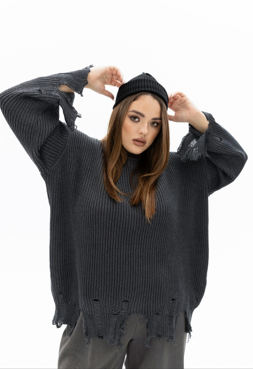 Серый вязаный свитер