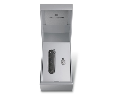 Нож-брелок Victorinox Classic CD Brilliant Carbon, 58 mm, Black (0.6221.90)
