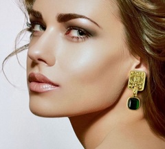 sergi-chanel-v-limonnoj-pozolote-so-vstavkoj-zelenogo-sinego-cveta