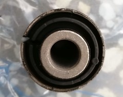 САЙЛЕНТБЛОК РЫЧАГА ЗАДНЕЙ ПОДВЕСКИ ПОПЕРЕЧНОГО CRETA, ix35 (4WD), SPORTAGE SL (4WD) ЗАДНЕГО HYUNDAI (ПОД БОЛТ M12, РАЗРЕЗНОЙ)