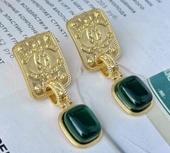 sergi-chanel-v-limonnoj-pozolote-so-vstavkoj-zelenogo-sinego-cveta