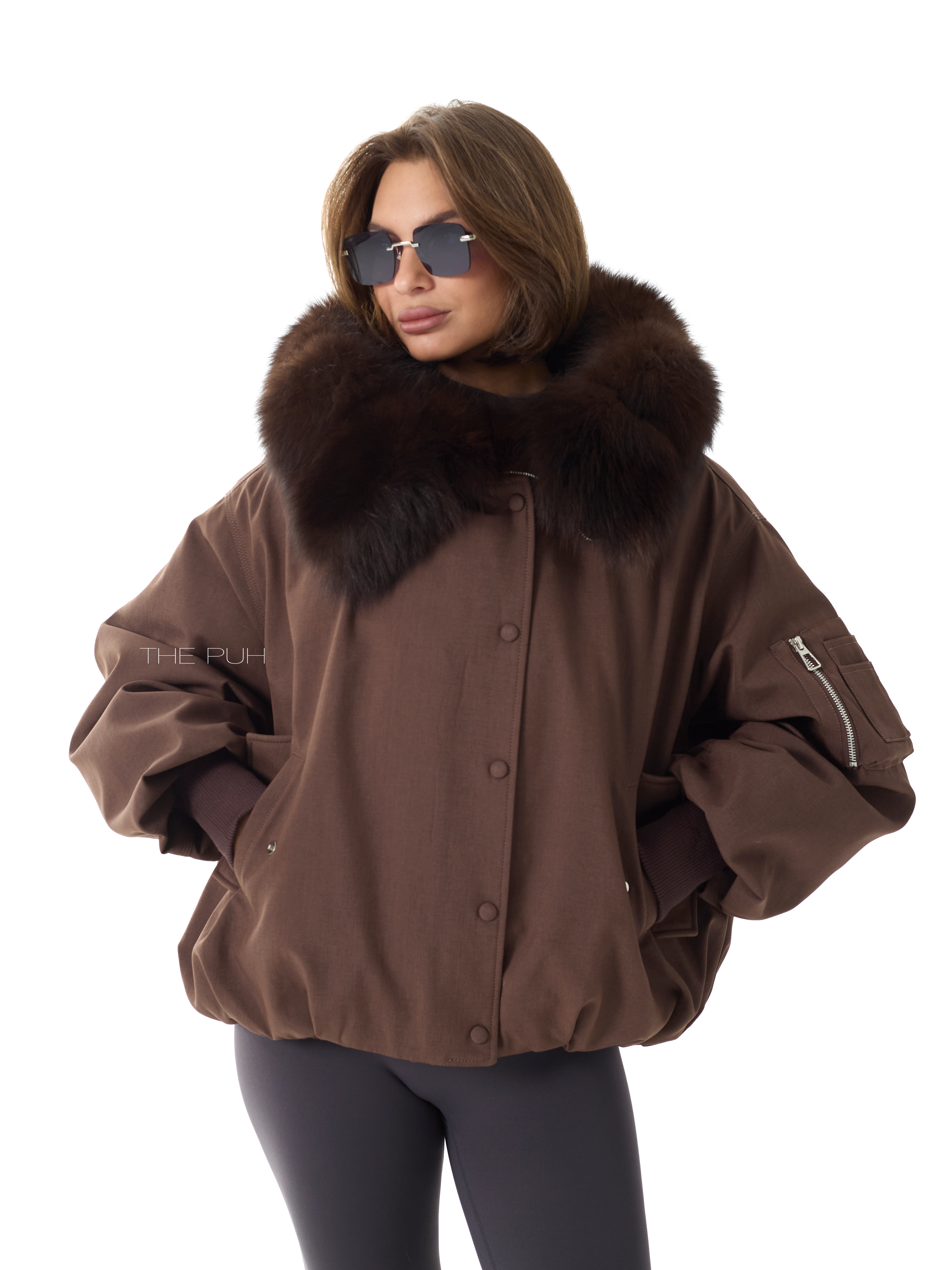 Шоколадная пуховая парка с капюшоном и меховой оторочкой