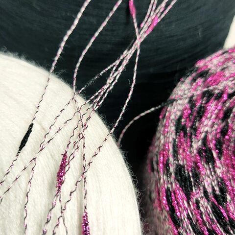 Меринос с люрексом и шишибриками NODINO LUREX 900 фуксия с черным