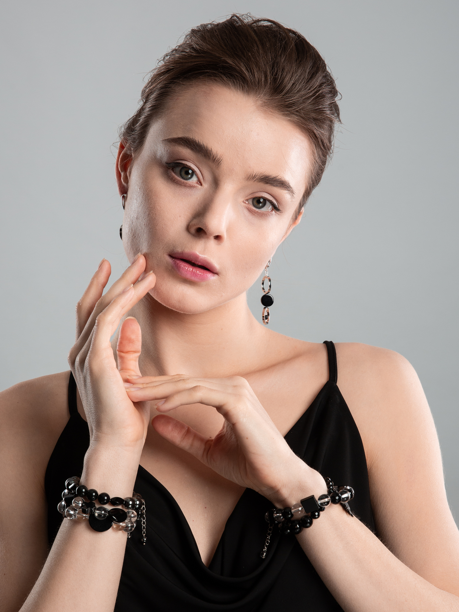 Серьги асимметричные с черным агатом