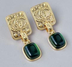 sergi-chanel-v-limonnoj-pozolote-so-vstavkoj-zelenogo-sinego-cveta