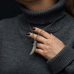 Амулет "Волчий клык". Белый нефрит.