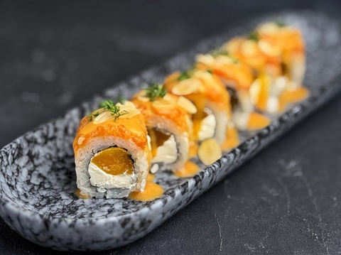 Ролл с лососем, хурмой и соусом «Мандарин-апельсин»