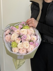 Букет из кустовой пионовидной розы, маттиолы и диантусов