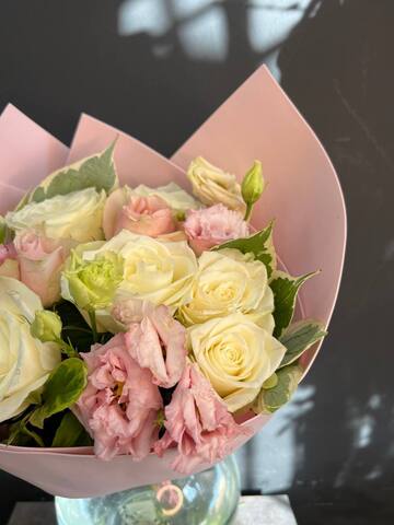 Букет из роз и эустомы в нежной упаковке