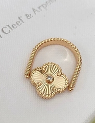 kolco-perevyortysh-trendy-klever-iz-stali-v-limonnoj-pozolote