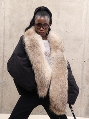 Черная утепленная парка с меховым воротником из енота