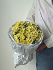 Букет из кустовой розы и оксипеталума