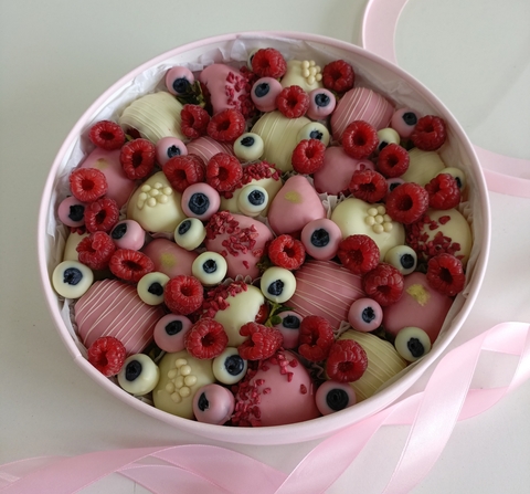 Клубника в белом и розовом шоколаде, голубика в шоколаде 
