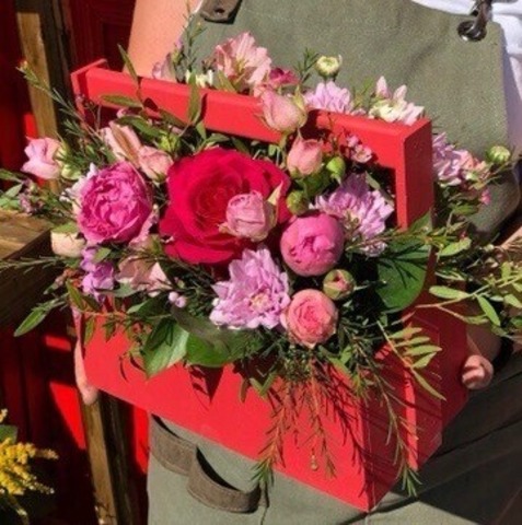 Ящик с цветочной композицией из пионов, роз и зелени