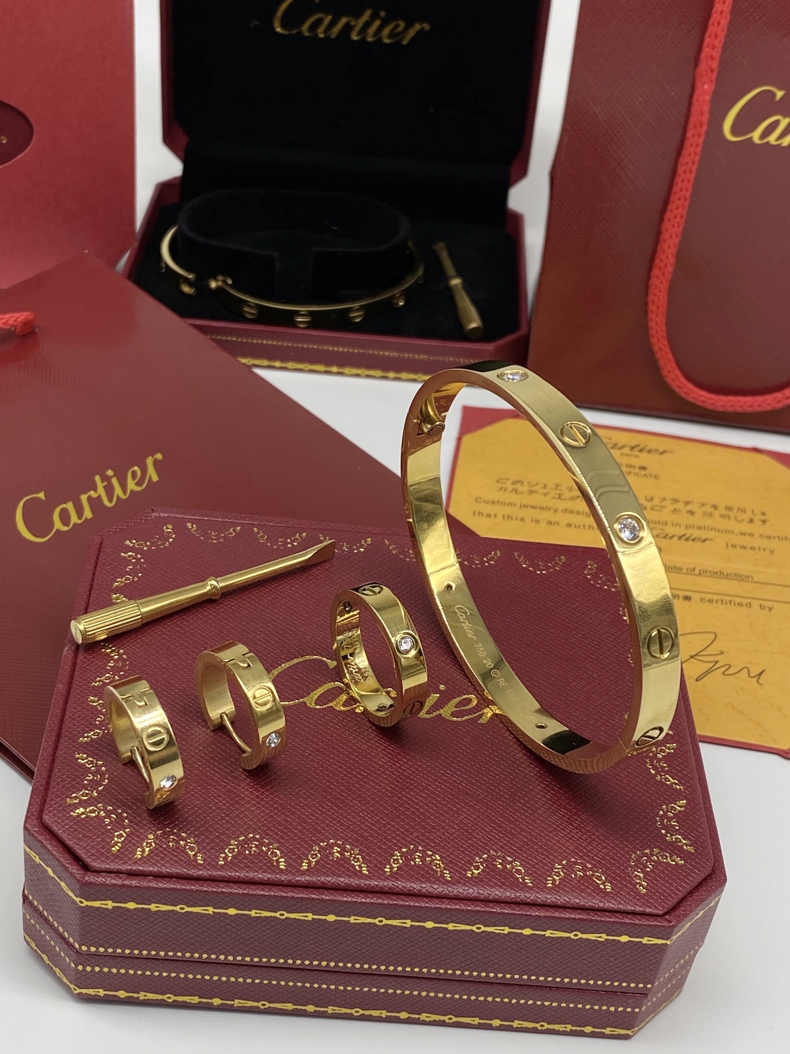 Купить ювелирные украшения Cartier - каталог с ценами на изделия Картье в ломбарде, ЭлитЛомбард