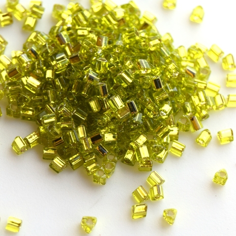 Бисер японский TOHO Triangle треугольный 11/0 0024 салатовый