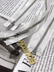 Молния на белой атласной тесьме серебристая