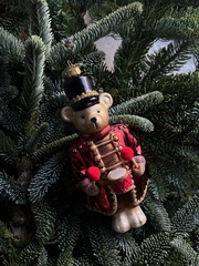 Новогодняя игрушка Мишка гвардеец с барабаном стекло