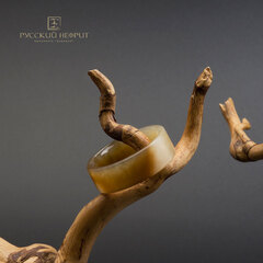 Кольцо из цельного медового нефрита.