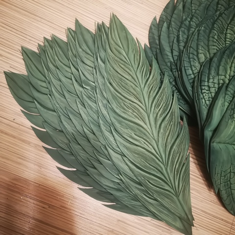 Чашелистик, лист с тонировкой. 30х10,5см. Фоамиран  с оттиском. Цвет фоамирана на заказ. Используется в МК Ольги Яиковой 